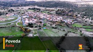 Vista aérea del pueblo de Poveda en Ávila, España.