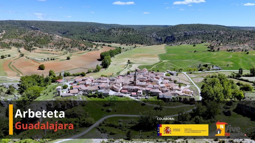 Vista aérea del pueblo de Arbeteta en Guadalajara, España