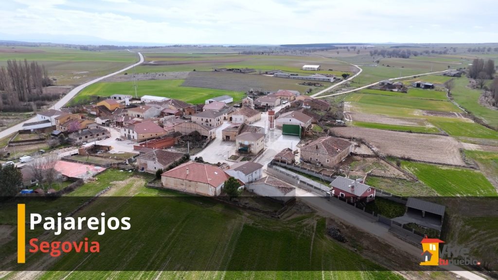 Vista aérea del pueblo de Pajarejos en Segovia con campos verdes