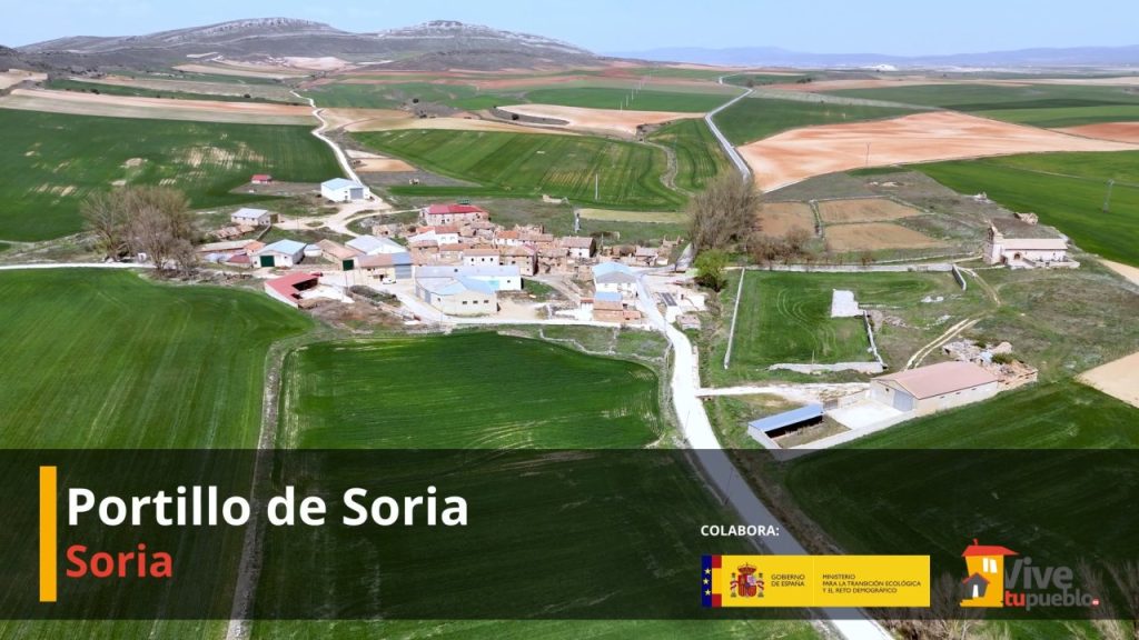 Vista aérea del Portillo de Soria con campos verdes